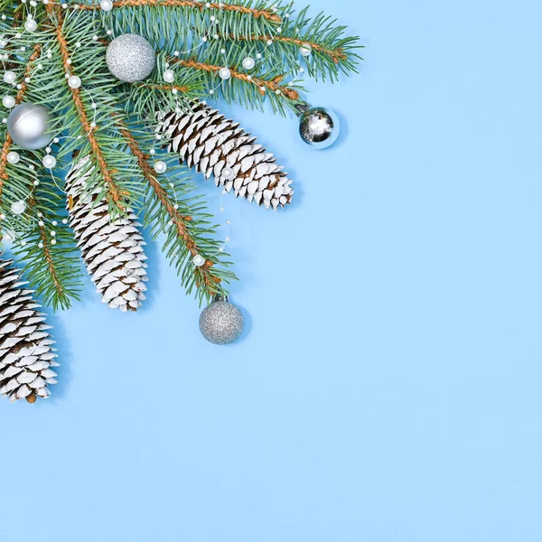 Pastellblauer Hintergrund Mit Kopierraum Und Tannenzapfen Und Silbernen Ornamenten Flache — Stockfoto