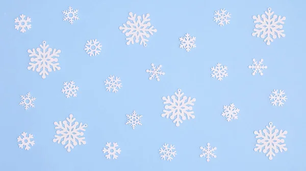 パステルブルーの背景に雪の結晶模様 平置きクリスマスと冬のコンセプト ストック写真