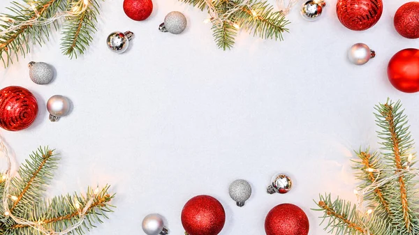 コピースペースと白い背景にライトと赤と銀のクリスマスボールやモミの枝 ストック画像