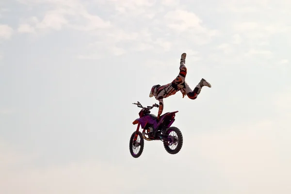 Motociclista voador no fundo do céu — Fotografia de Stock