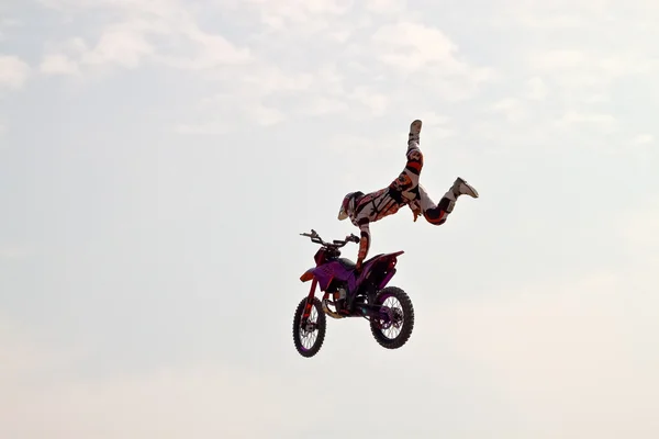 Létající motocyklista na pozadí oblohy — Stock fotografie