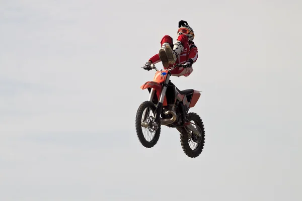 Motocycliste volant sur le fond du ciel — Photo