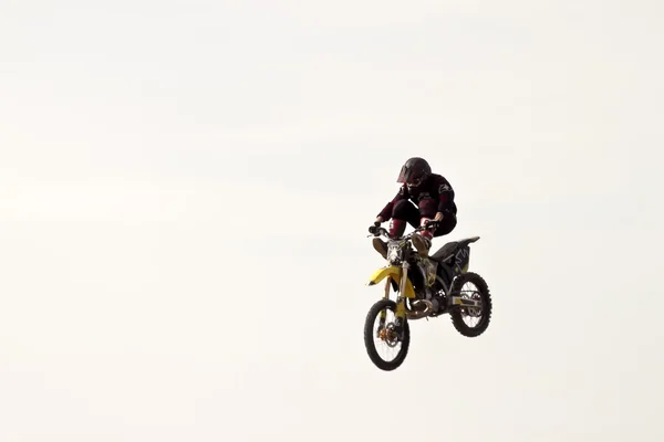 跳跃的天空背景上的摩托车整车制造 — 图库照片