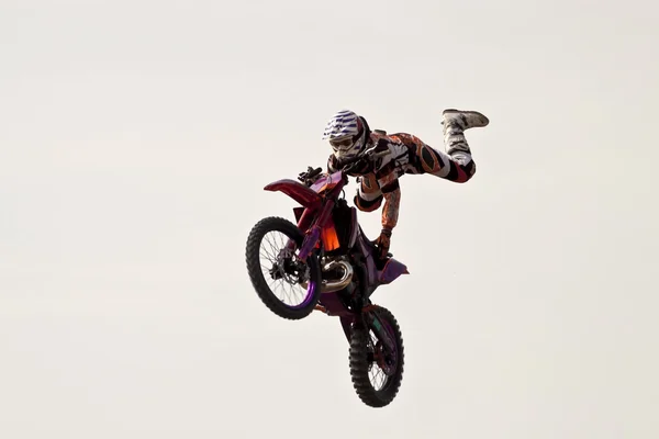 Saut acrobatique sur la moto — Photo