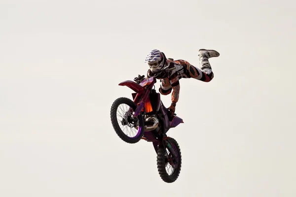 Akrobatické skok na motorce — Stock fotografie