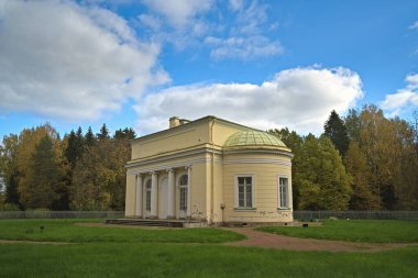 Sonbahar parkında güneşli bir günde eski bir ev. Yuvarlak Salon. Müzik Pavyonu. Pavlovsk 'ta. Rusya