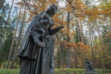 İlham perilerinin heykelleriyle dolu sonbahar parkı