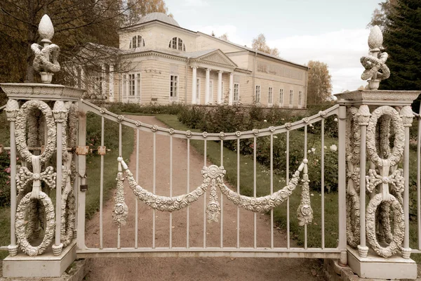 Una Antigua Casa Con Columnas Detrás Una Puerta Forjada Césped — Foto de Stock