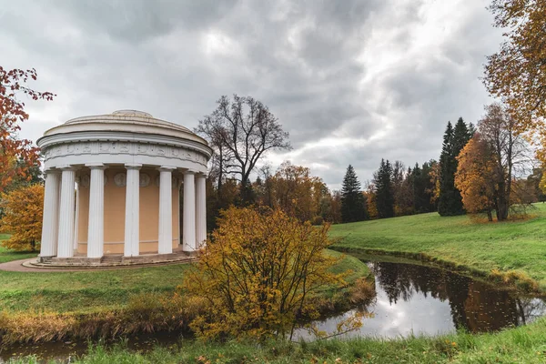 Vecchio Edificio Forma Rotonda Con Colonne Parco Autunnale Vicino Fiume — Foto Stock