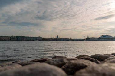 Nehir kıyısında gün batımında şehrin manzarası. St. Petersburg 'da. Münzevi Müze Binası