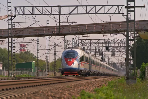 Treno Alta Velocità Sapsan Viaggia Durante Giorno Estate Sulla Ferrovia Immagine Stock