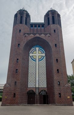 Yazın güneşli bir günde kırmızı tuğladan yapılmış eski Katolik kilisesi. Kutsal Haç Katedrali. Kaliningrad 'da. Rusya