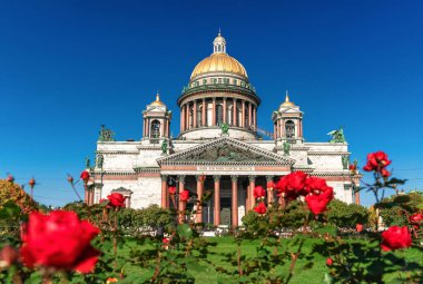 Aziz Isaac Katedrali 'nin manzarası Kırmızı güllü bir bahçeden