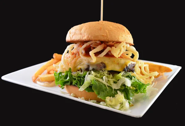 Cheeseburger s hranolky — Stock fotografie