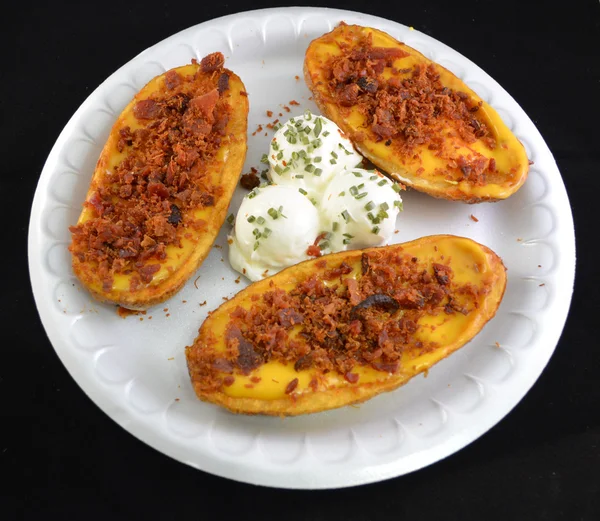 Potato skins with cheddar cheese and bacon — Stock Photo, Image