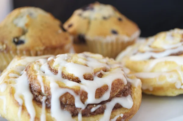 Rolos de canela e muffins — Fotografia de Stock