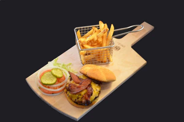 Bacon Cheeseburger e coberturas — Fotografia de Stock