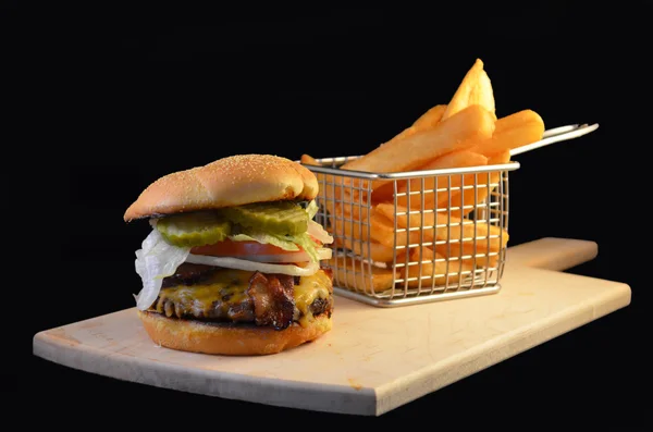 Cheeseburguer e batata frita — Fotografia de Stock