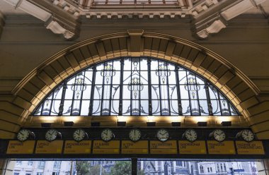 Melbourne tren istasyonu saatler farklı Avustralya zaman gösterilen