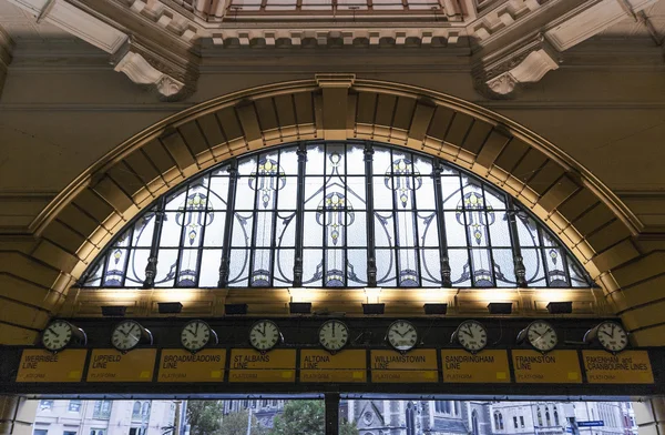 Melbourne tren istasyonu saatler farklı Avustralya zaman gösterilen