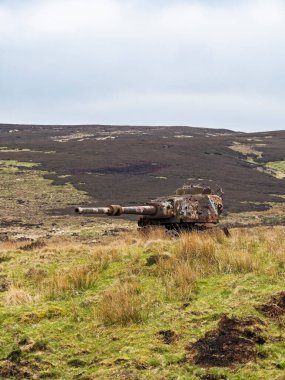 Otterburn, Northumberland, İngiltere 'deki atış poligonlarında askeri tank.