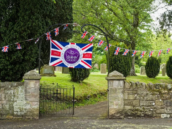 Kraliçe Elizabeth 'in Northumberland köyündeki ikinci platin yıldönümünü kutlamak için bayrak ve kiraz kuşu..