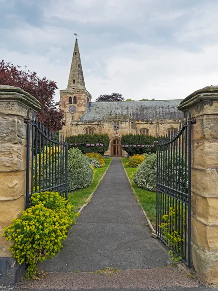 Außenfassade Der Lawrence Church Warkworth Northumberland Großbritannien Mit Fahnenweihe Anlässlich — Stockfoto