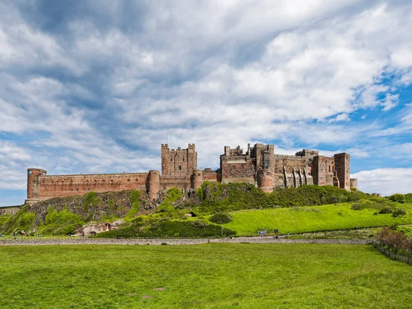 İngiltere 'nin Northumberland kıyısındaki Bamburgh Kalesi' nin dışı.