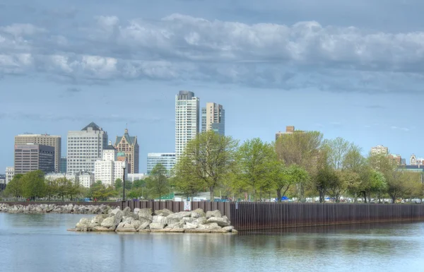 Die Skyline von Milwaukee vom Michigansee aus — Stockfoto