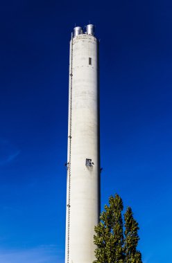 ağaç üzerinde koyu mavi gökyüzü ile baca