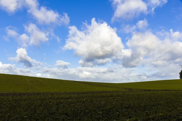 Silhouette di una collina leggera contro un cielo nuvoloso blu — Foto Stock
