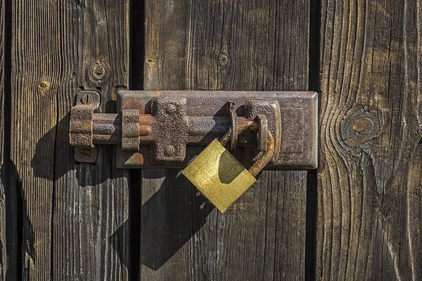 Oude sleutelvergrendeling op houten deur — Stockfoto