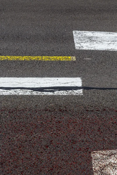 Segnaletica stradale su una pista d'atterraggio — Foto Stock