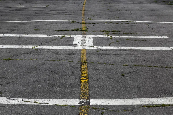 Marcação de estrada numa pista de aterragem — Fotografia de Stock