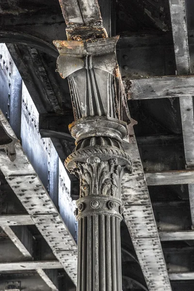 Topo de um pilar do século 19 de uma ponte ferroviária — Fotografia de Stock