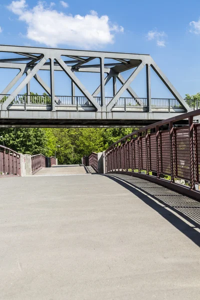 Zwei Brücken, die sich kreuzen — Stockfoto