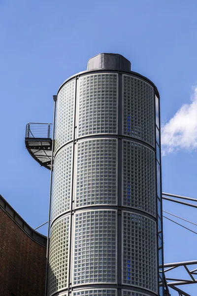 Escalera redonda al aire libre con piedras de vidrio en el cielo azul —  Fotos de Stock