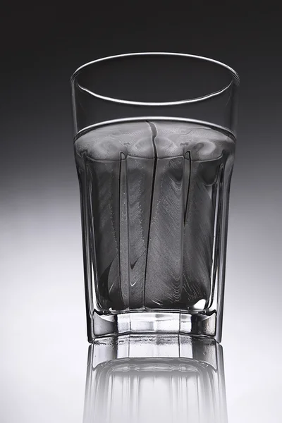 Einfaches Wasserglas mit strukturiertem Wasser — Stockfoto