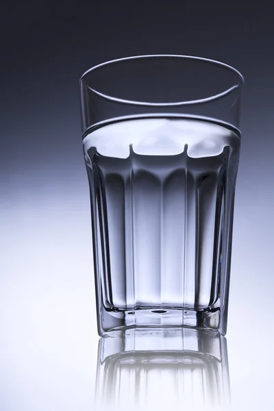 Einfaches Wasserglas mit heller Oberfläche — Stockfoto