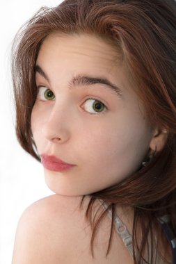 whit üzerinde izole burada omuz üzerinden geriye bakınca güzel bir kız