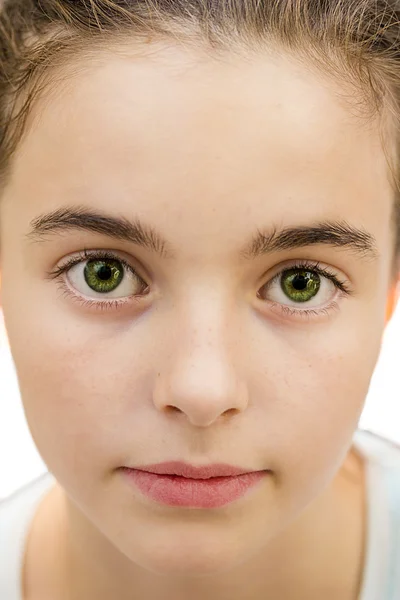 Retrato de cerca de una hermosa joven, con grandes ojos verdes — Foto de Stock