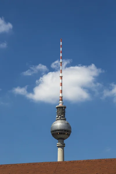 Torre de televisión berlin detrás de un techo rojo —  Fotos de Stock