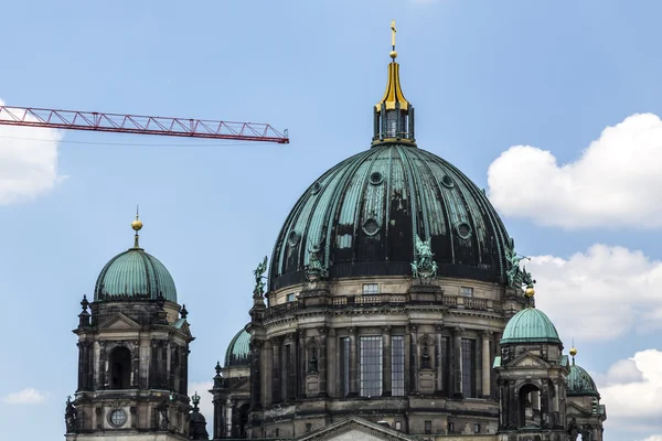 Detalhe do berliner dom com guindaste de construção — Fotografia de Stock