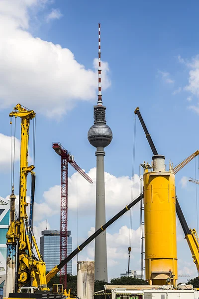 Torre de tv berlin entre um enorme canteiro de obras — Fotografia de Stock