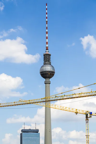 Berlínská televizní věž s dvěma stavební jeřáby — Stock fotografie