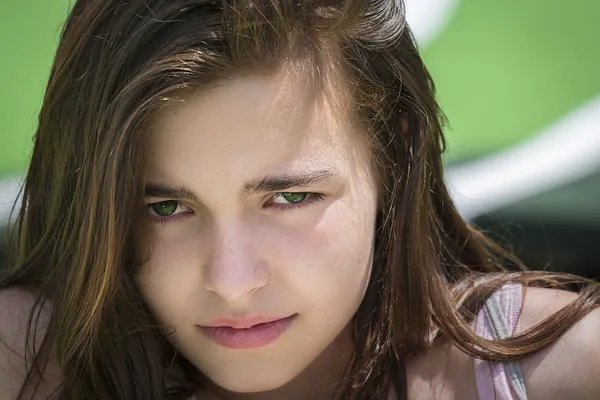 悲しい、怒っている 10 代の少女のクローズ アップの肖像画 — ストック写真