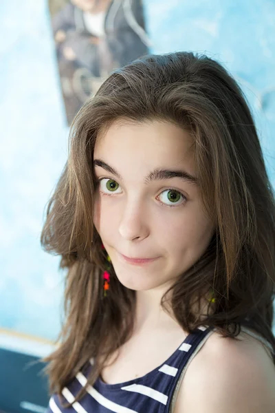 Schöne Teenager Mädchen suchen gefangen in die Kamera — Stockfoto