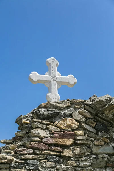 Croce ortodossa a una parete antica — Foto Stock