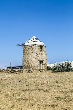 eski Rüzgar değirmeni izole mavi gökyüzü, Yunanistan
