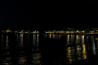 Okyanusta ışık yansıtan ile Bay gece çekimi